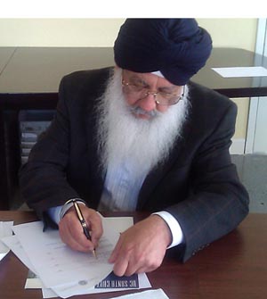 Sikh-signing-300.jpg