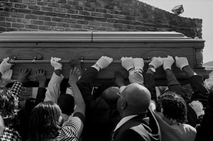 Raising the Casket, Funeral procession Through The Tremé, 2008 (Lewis Watts)