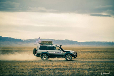 Purevdorj Davaa, who partnered with UC Santa Cruz astronomy grad student Tuguldur Sukhbold on a project to bring telescopes to 44 schools in Mongolia, drives across the steppes on a delivery run. (Photo by Enkhbat)
