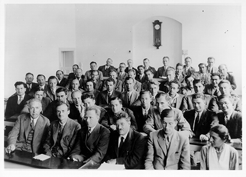 Niels Bohr with fellow scientists 1933  