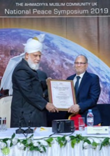 Mednick receiving the the Ahmadiyya-Muslim Prize for the Advancement of Peace in 2018