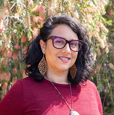 Osilgan labia bilan porno Amakining kokraklari siqib chiqadi