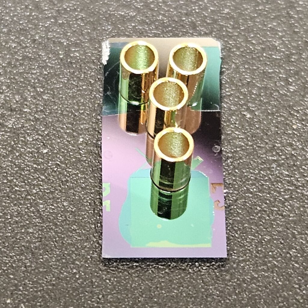 Silicon chip with fluid reservoirs attached on top